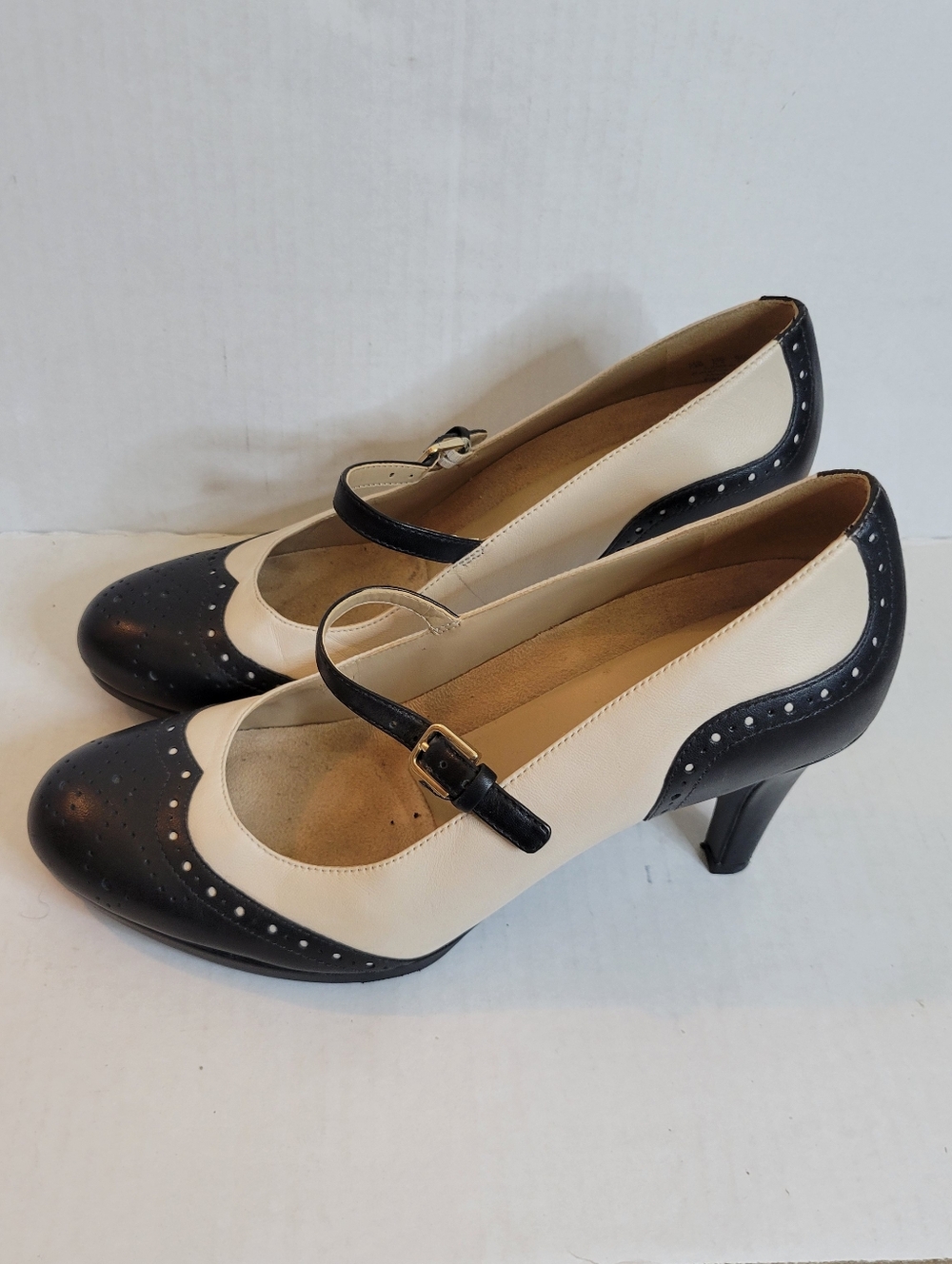Naturalizer Classic Two-Tone Mary Jane Heels in Black and Cream Ladies 7.5M